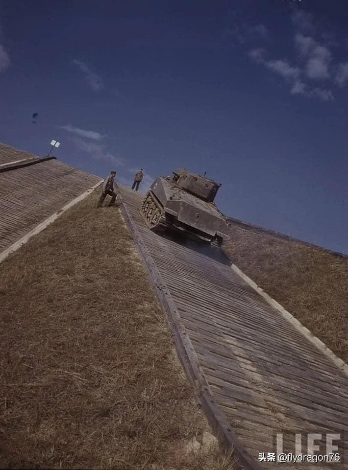 🇺🇸一辆美国M4A2谢尔曼坦克在士兵的监督下，在阿伯丁试验场的斜坡上接受极限