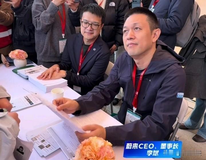 【CEO怒摔保温杯！】企业持续亏损，董事长坐不住了。

距离年初设定的今年目标，