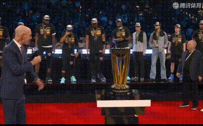 布伦森和唐斯一起捧起杯赛奖杯🏆 