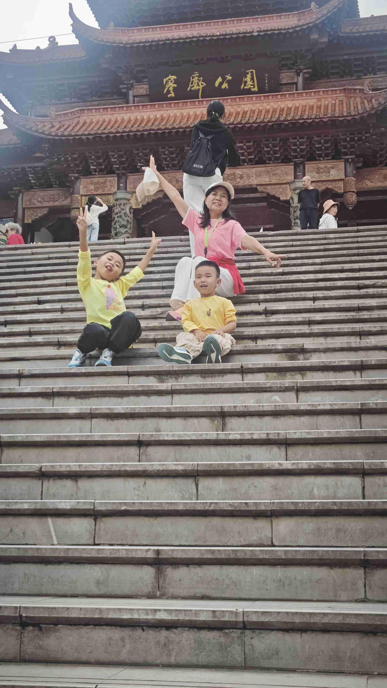 今天下午我和儿媳带着两个孙子，闺蜜玲子还有她姑娘带着儿子一行七人去曲靖的廖廓公园