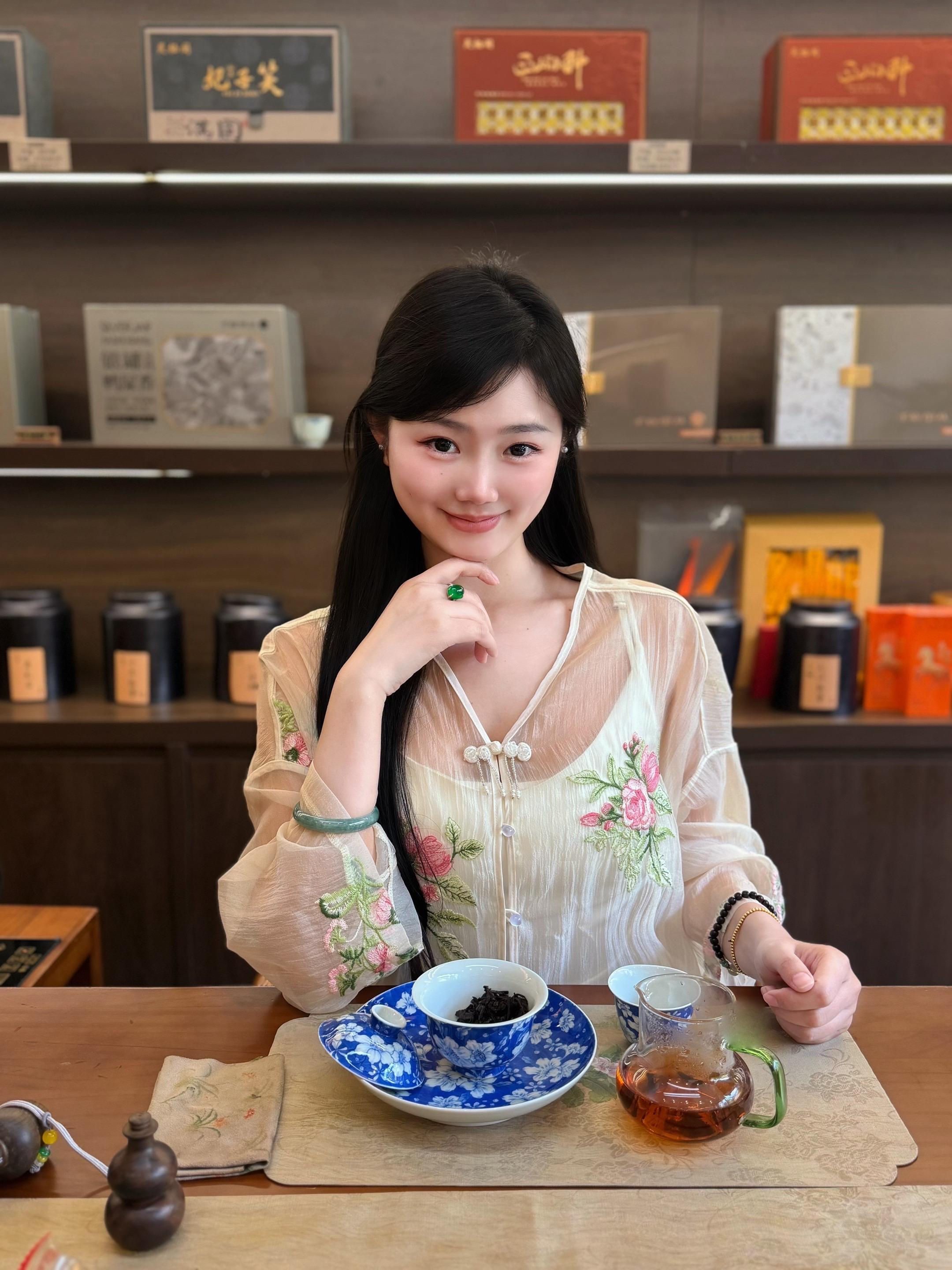 最近先不联系了 我忙着卖茶叶🍃马上520了 我想买一条碎花裙感受一下...