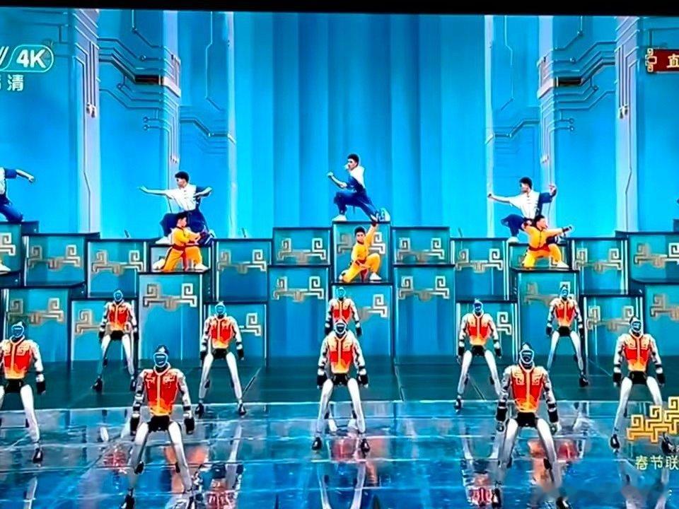 当机器人博士生和家人看春晚机器人博士生的春节渡劫实录上线！ 