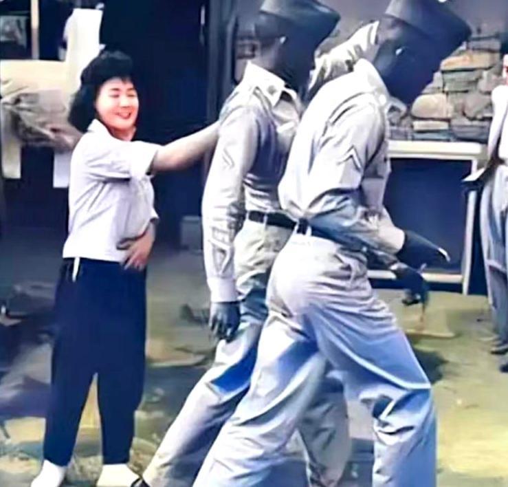 1952年，一位韩国妇女刚为两名美军提供完特殊服务，当着丈夫的面热情地将大兵们送