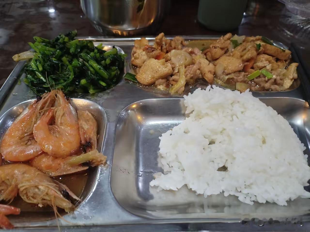 没有父母，没有丈夫，没有孩子。没有存款，没有房子，没有车子。一个人在上海打工，做