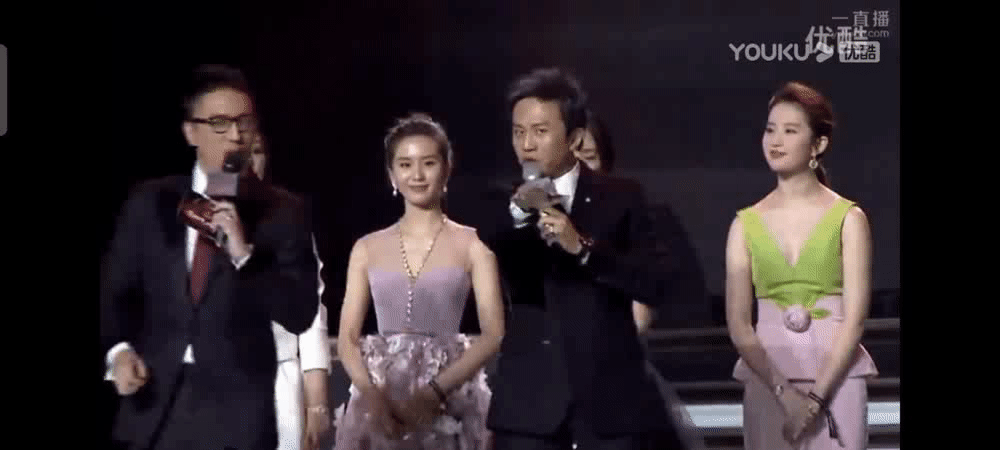 这就是美貌、实力、咖位。不需要营销的真美人，实打实的刀马旦，众星捧月的待遇