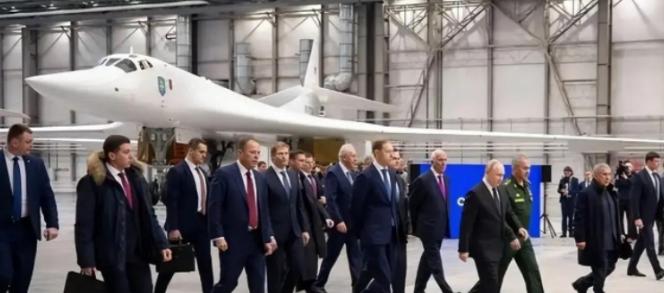 普京现身图-160制造厂，出现罕见画面：被外界解读为需要长期技术积累，至少二十年