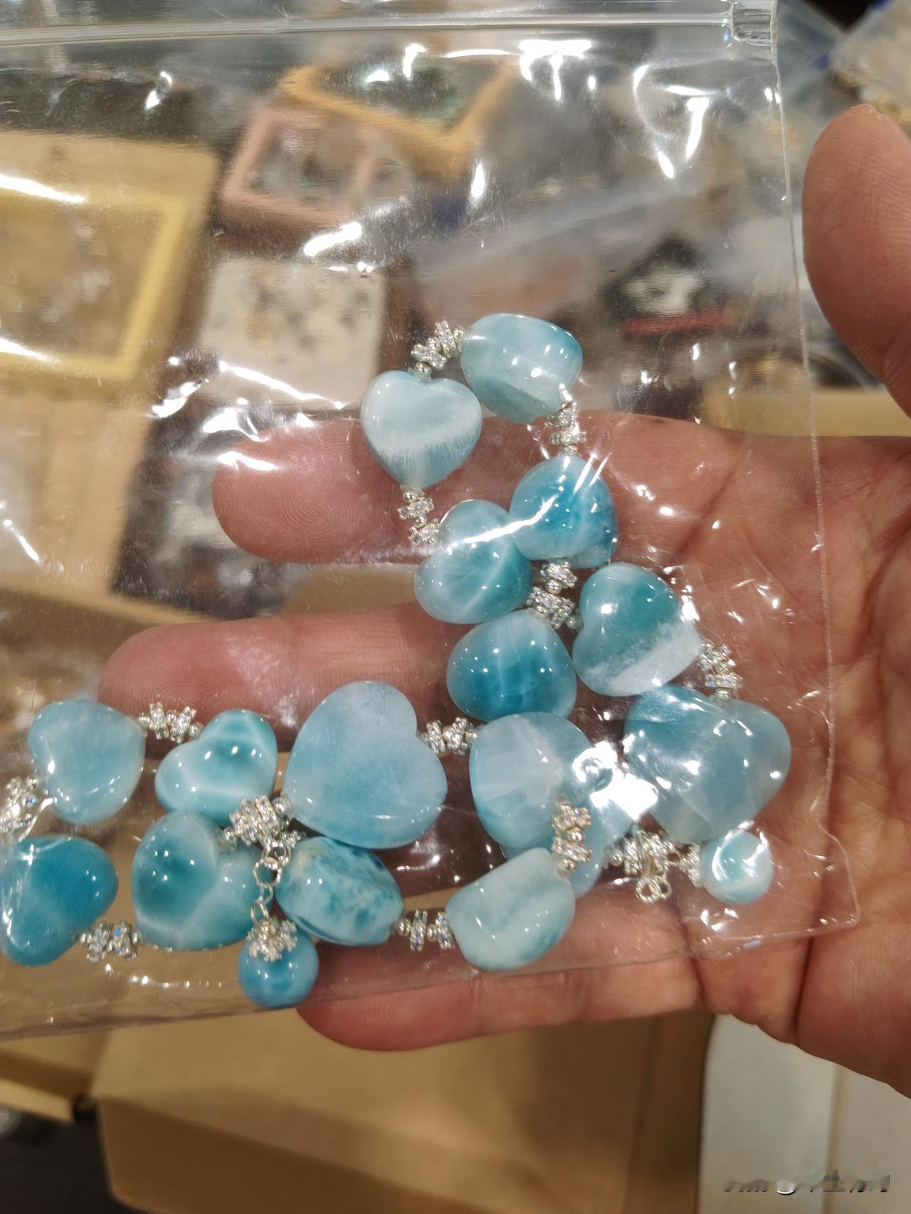 教培人转行做水晶，我能成功吗？
    今天第一次现场参观了一个水晶博主直播，这