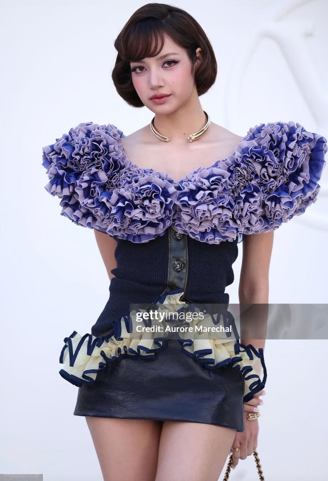 Lisa往那里一坐，这个亚洲面孔完胜欧美面孔！
她的这身造型还有气质太顶了，美的