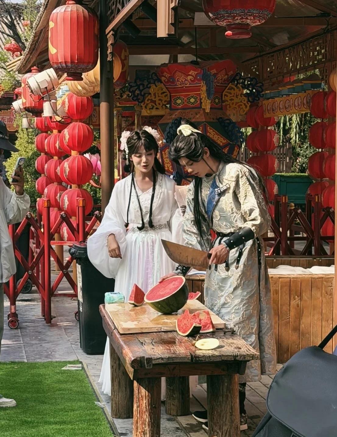 河南文旅🍉你真的很听劝！
网友一句💬“能不能收点滞销瓜给游客吃”
清明上河园