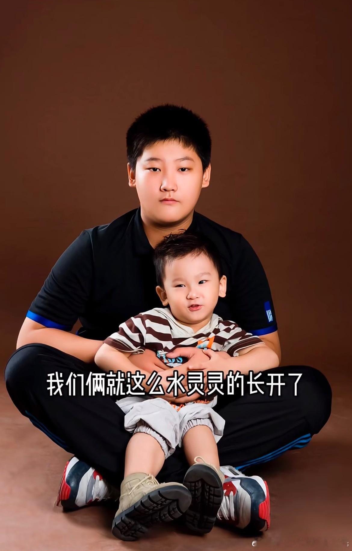 邢昭林弟弟被中戏录取哇是亲弟弟所以那么像！看了眼哥弟俩小时候的照片，真就这么水灵