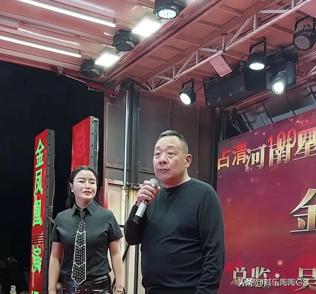 于东来现身村庄自办歌舞晚会，村民们都非常热情，邀请于总来一首，于总也是大气的登上