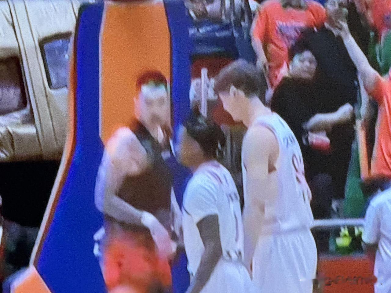 第1支被淘汰出四强的队伍诞生。
山东68:96上海。
被上海2:0横扫无缘四强。