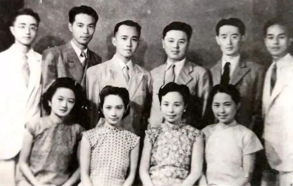 说到起名字，以前的人是非常讲究的。
比如合肥有一个赫赫有名的张氏家族，
也就是任