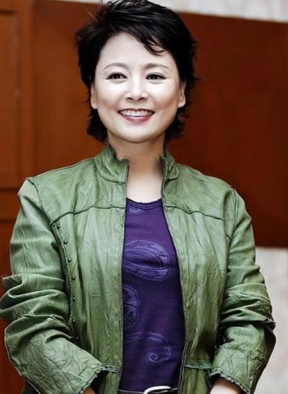 看哭了！69 岁张瑜走进公证处，签完字，把北京四合院、上海江景大平层、海外房产，
