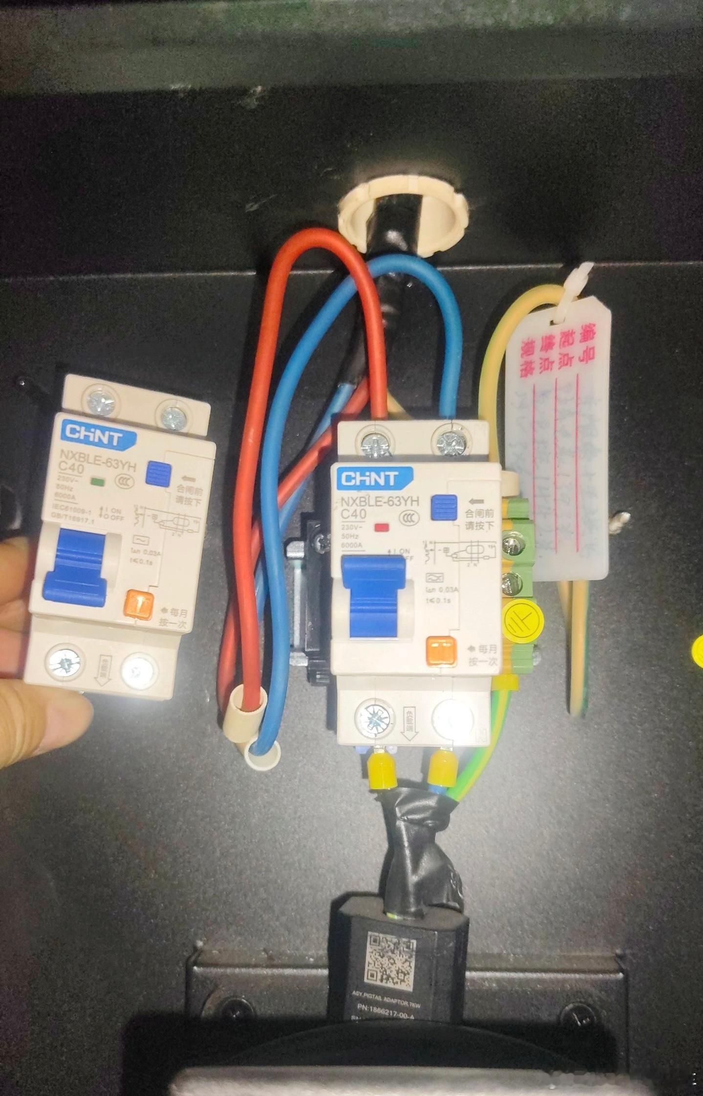 最近特斯拉的慢充桩经常跳空开，实在扛不住了换个空开试试。充电桩最大也就走32A电