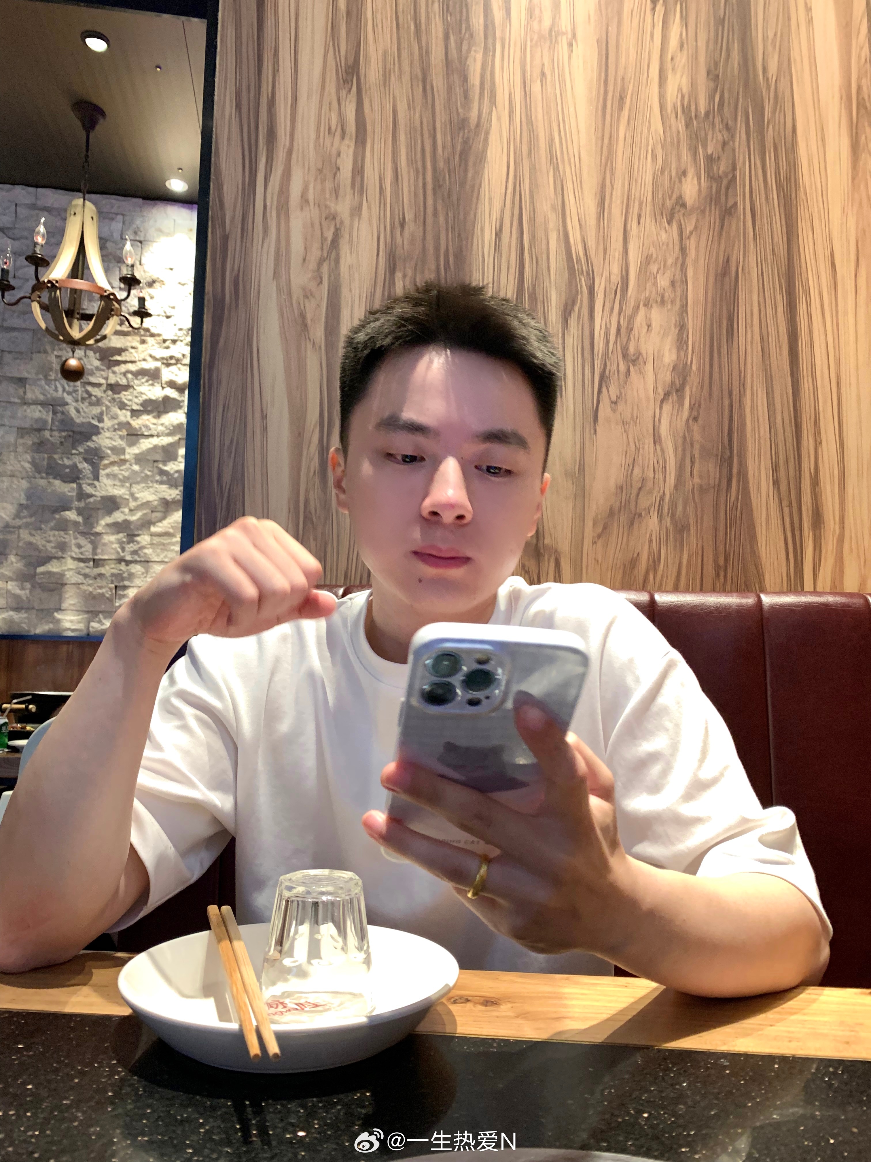 [老师爱你]来咯 哈哈哈哈换头二人组当你给男朋友用了自己的发型师（染发咯 说明…
