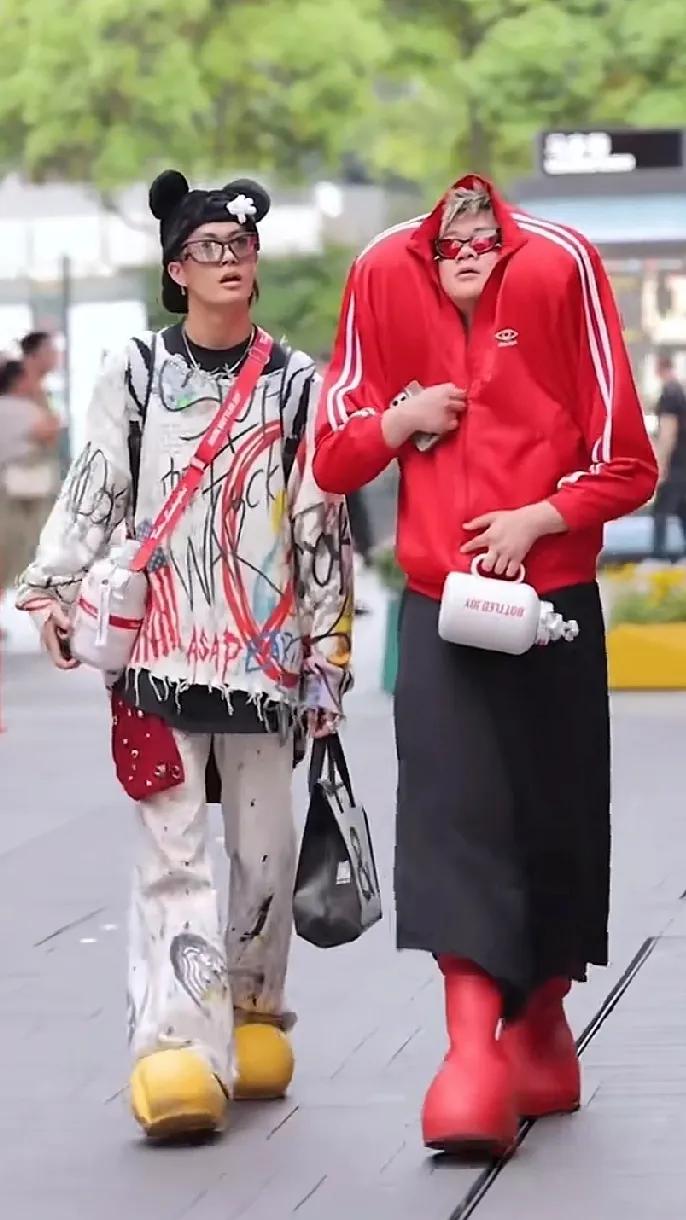 成都虽然是一个十分包容的城市，穿着这种奇装异服在太古里走一走，大家还觉得无所谓。