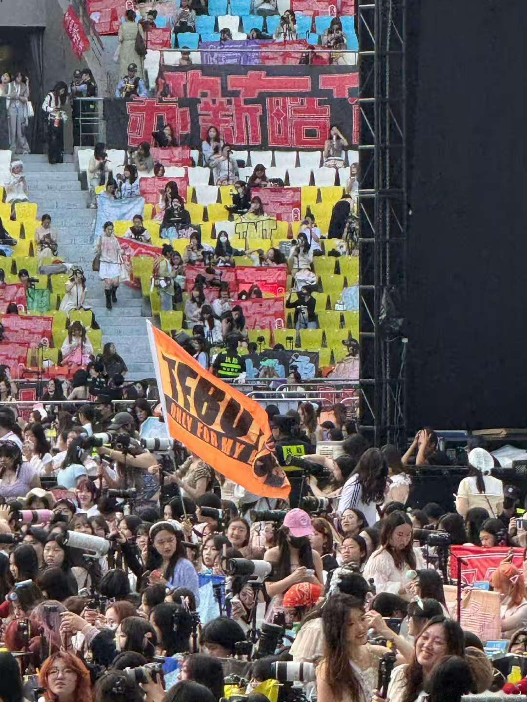 还以为TFBOYS合体了、TF新音出现TFBOYS大旗 TF家族新音上播放TFB