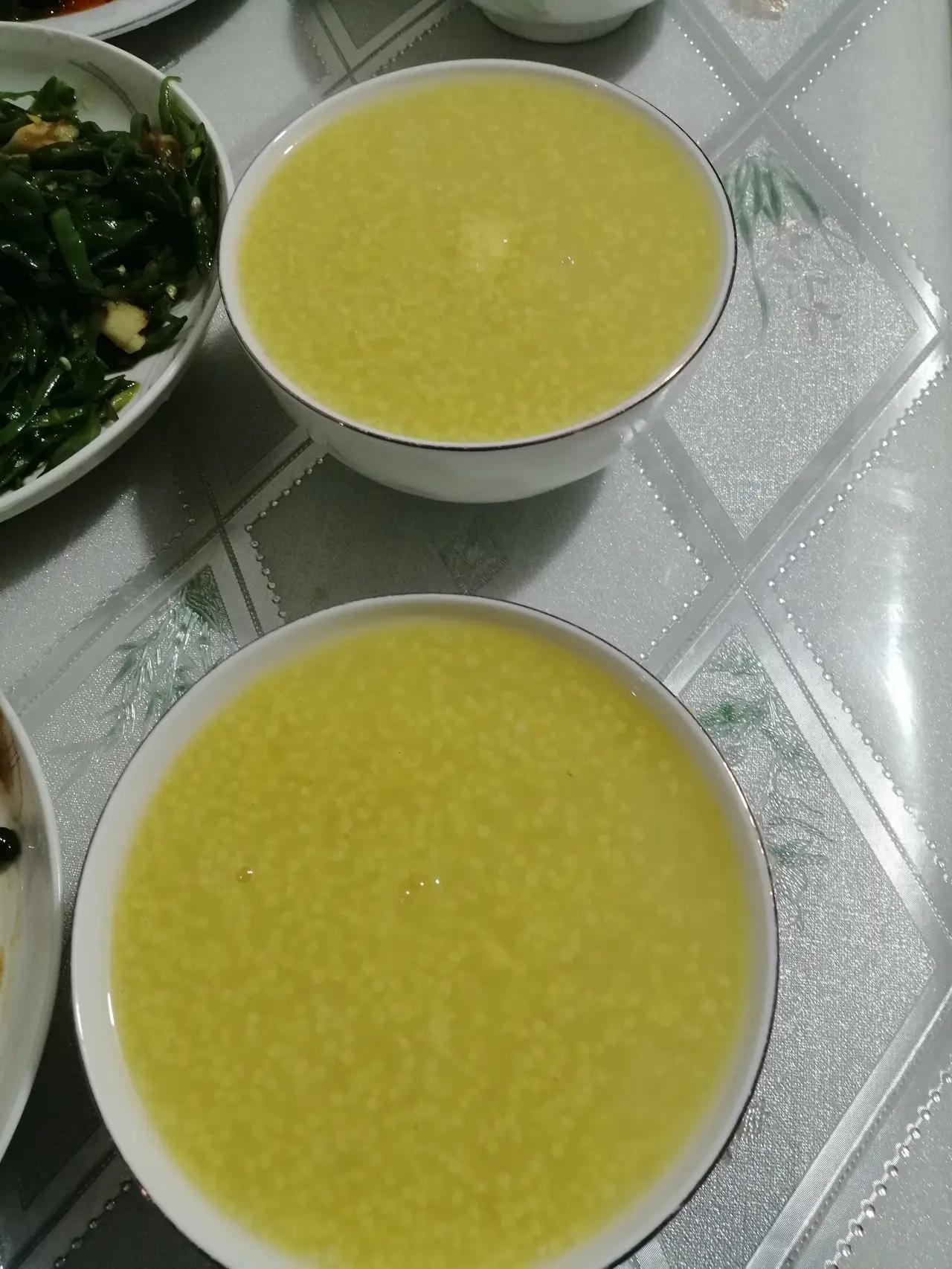 李福贵是个狠人。她说她卖的小米没有加价，多少收的多钱走。我不太信她。没有团队，无