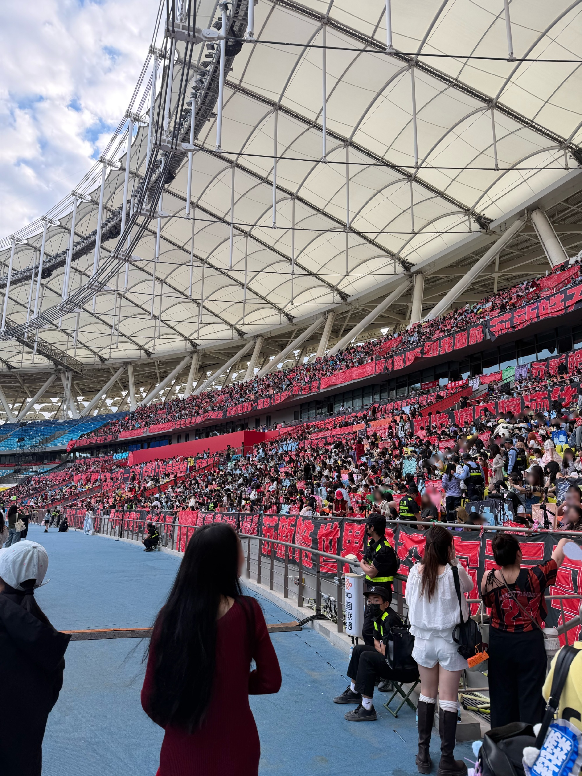 超人气个体苏新皓，一眼望去，都是红！晚上灯牌都亮起来该是多壮观的红海……苏新皓红