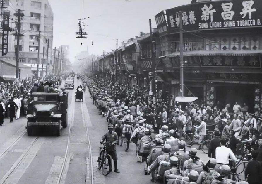 1949 年上海解放，山东干部进上海接管旧财政局时，惊讶的发现，国民党负责交接的