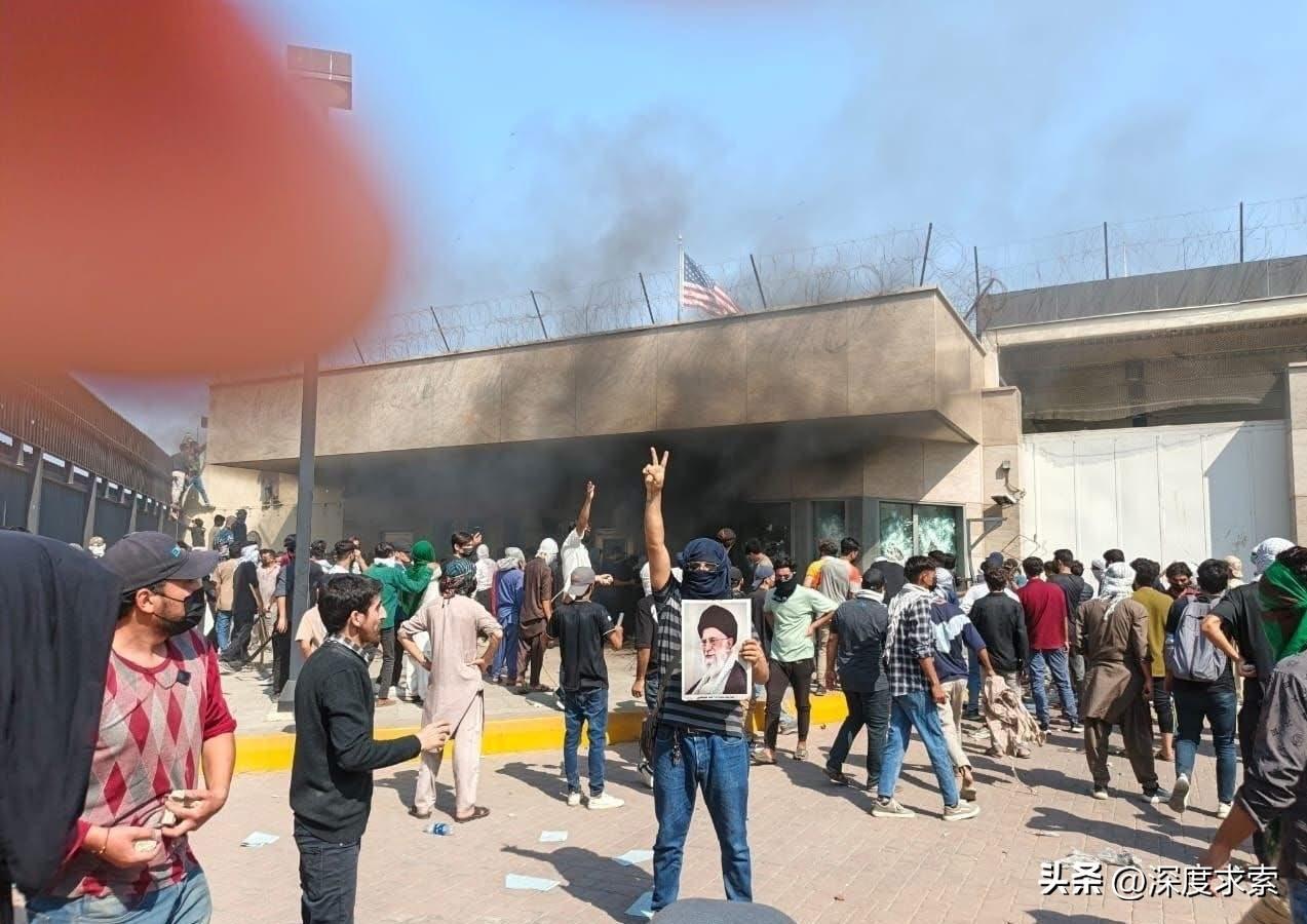 美国驻卡拉奇领事馆的情况。

目前在巴基斯坦卡拉奇，抗议者正冲击美国大使馆。
巴