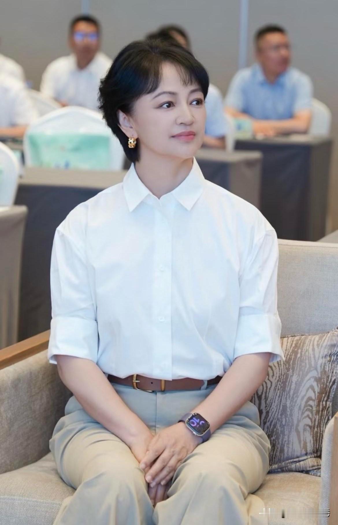 有一张“初恋”脸，但气质不够“贵气”，“老式腰带”太显小肚子了！

她是那种耐看
