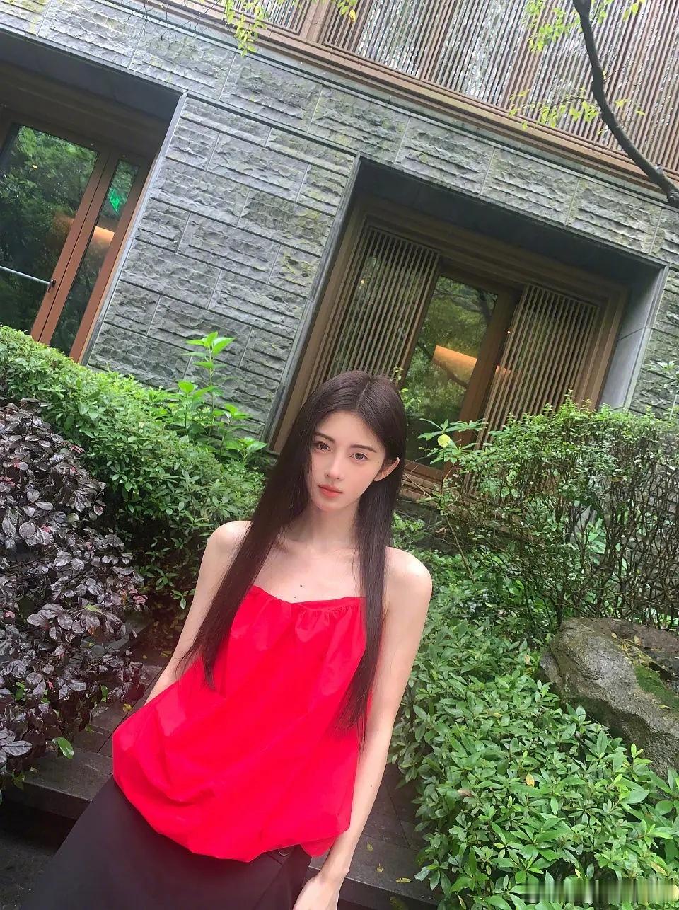 原来鞠婧祎是有的，还是多吃点吧 ​​​