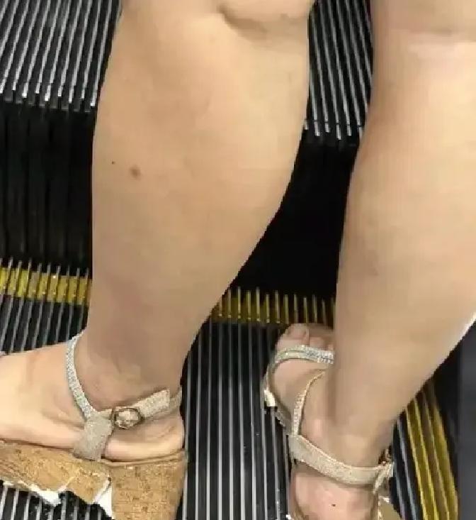 哎呀，这是什么情况？今天我在逛商场的时候，居然看到了这一幕，我无意中看到我前面这