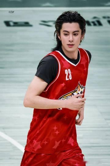 王鹤棣 热爱从不说慌  不装不假，不藏不掖，王鹤棣把热爱写进每一个细节里，直白又