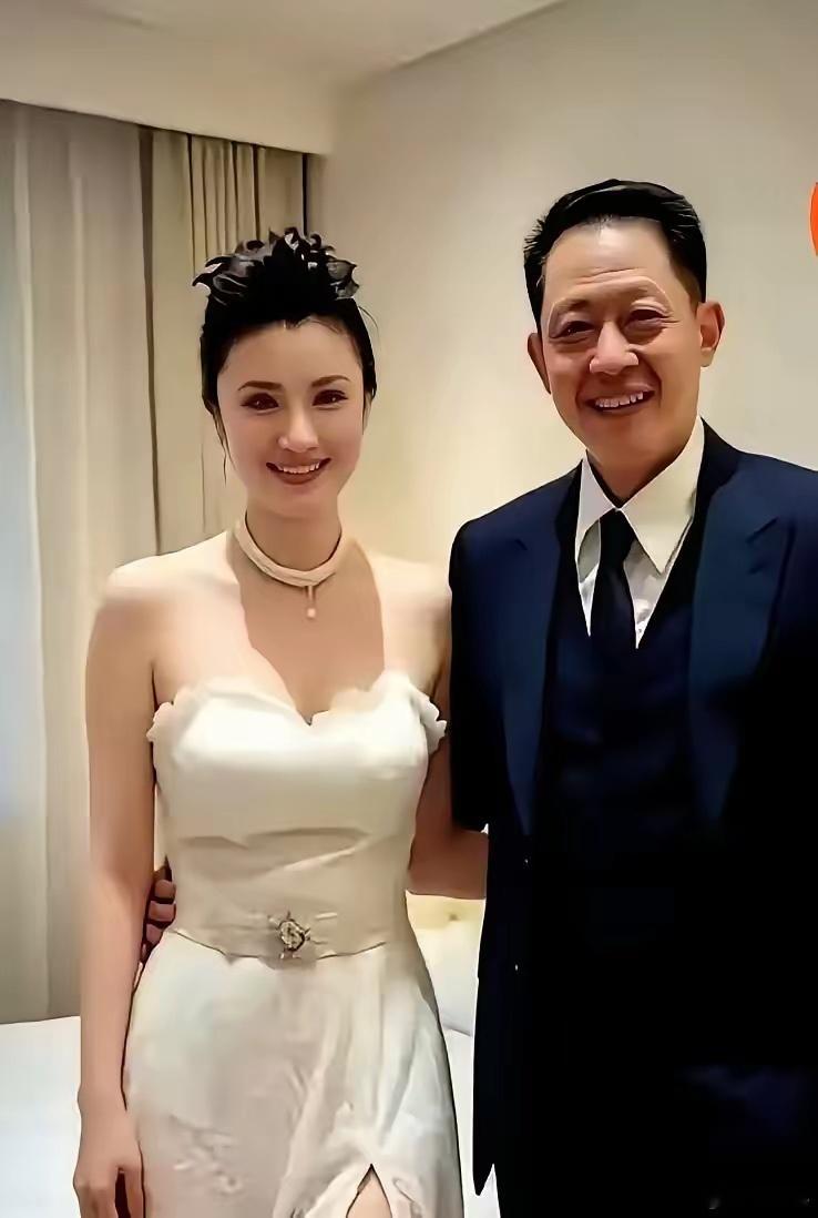 2008年，世界超模陈坚红疯狂追求王志文，直白地说：“我身家5亿，年收入5000
