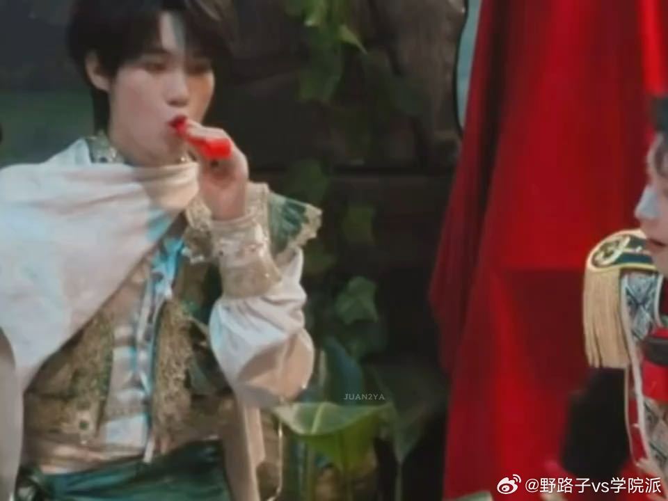 张真源唐艺昕起哄二人组唐艺昕看张真源调皮的反应 调皮起哄的状态综艺感特别自然。 