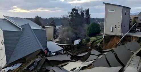 富士山这回真有点让人捏把汗。
地震还没完全缓过来，火山那边又开始冒头了，别说日本