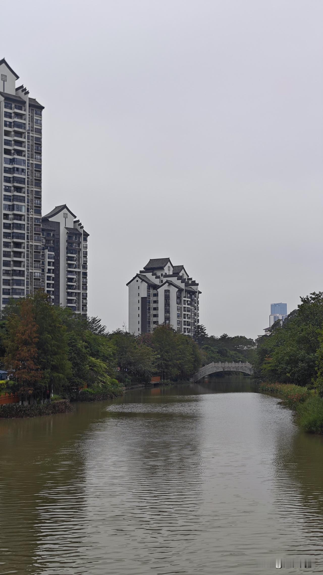 你敢信，在南沙城央，万达附近竟然藏了一个这么古风古色的小公园，还有只能远观的古式