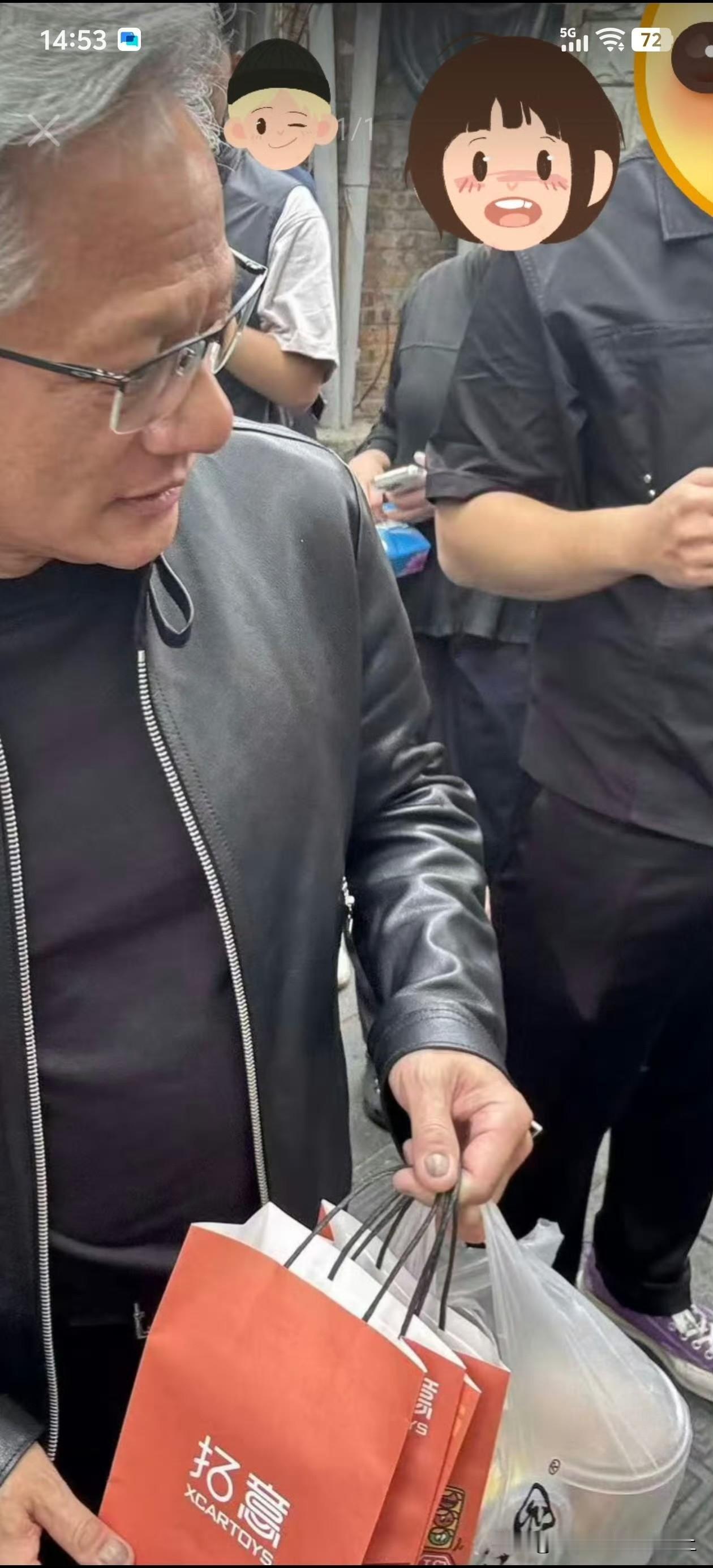 建议大家遇到黄仁勋也不要和他亲切握手。。。看来灰指甲确实很难治疗，你看身价千亿的