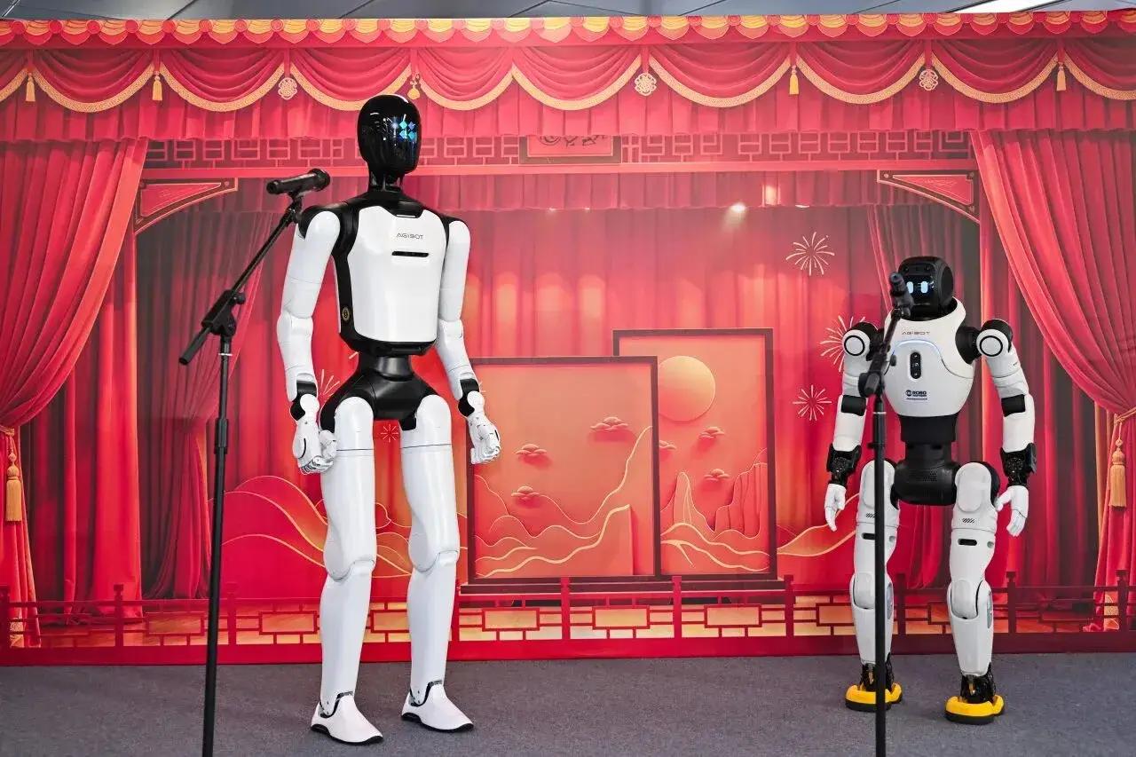 铜锣湾来了国产人形机器人

香港铜锣湾时代广场，智元新办公室正式启用。迎宾、带路