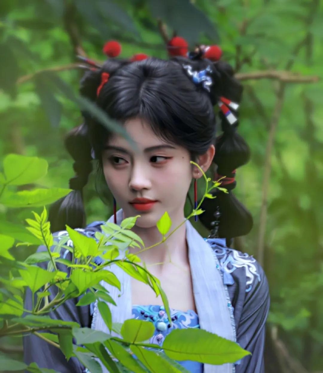 鞠婧祎这部新剧的造型好多啊！

路透的造型几乎没有重样的，感觉经费在燃烧。这部算