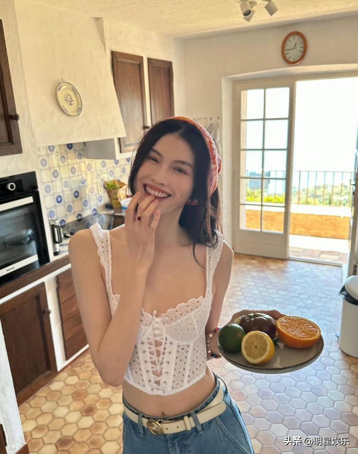 何穗当妈后越来越放得开！
穿白色蕾丝胸衣＋牛仔裤，窈窕曲线好抢镜！