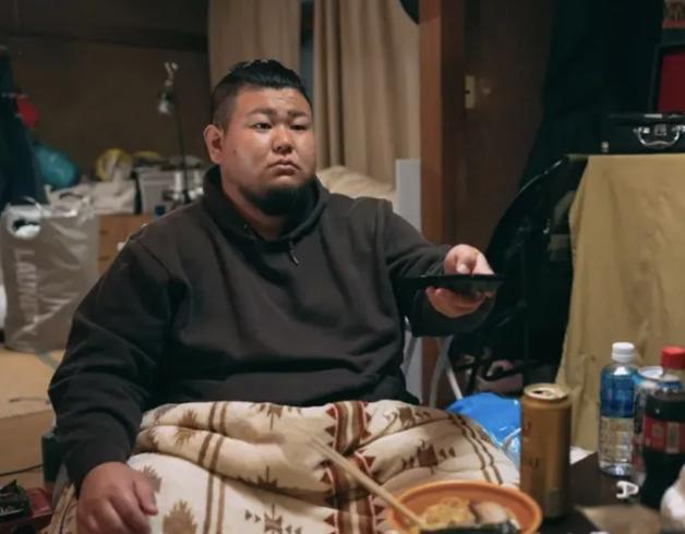 骑手内卷薪资暴跌背后藏社会隐患，读懂日本教训守住普通人底线。

当下灵活就业赛道