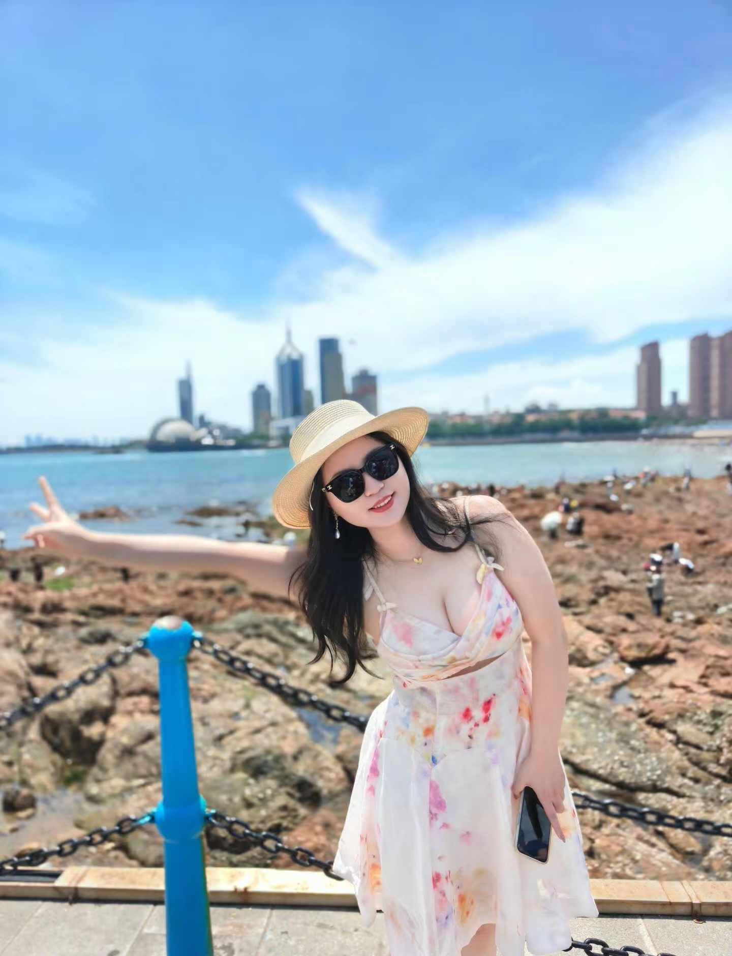 这海边也太热了吧，把我整个人都晒晕了 