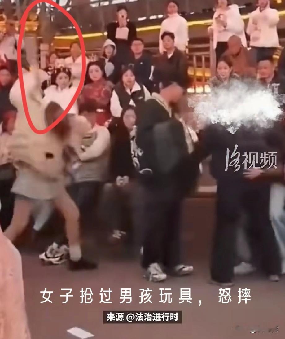 没有管好自己的宠物，别人礼貌提醒了，仍我行我素，甚至恼羞成怒，怒摔对方孩子的玩具