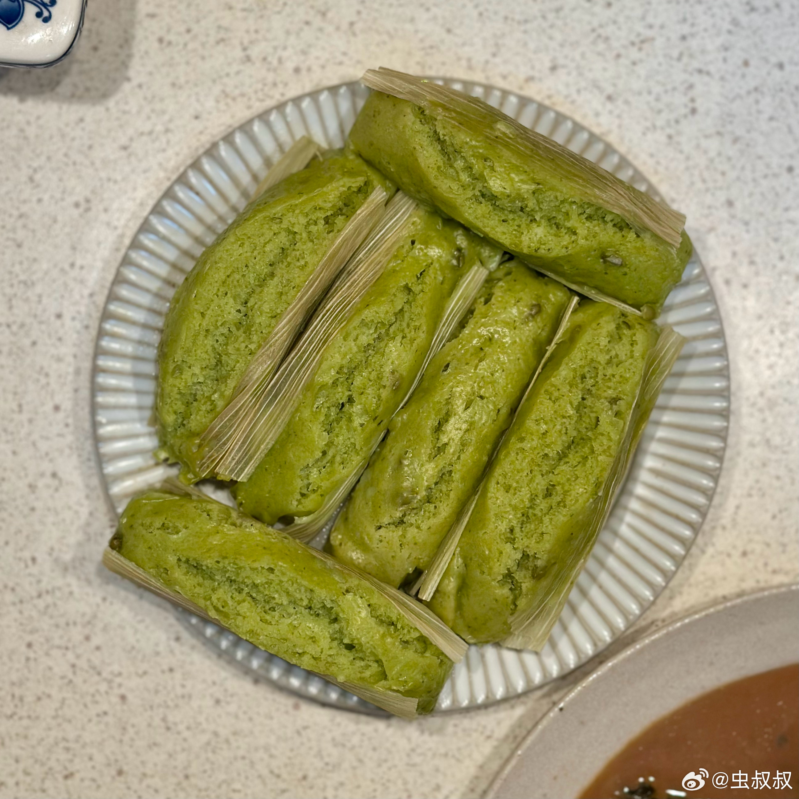 晚餐。龙骨炖佛手瓜，雪菜烧黄鱼，大概是豌豆磨成浆做的馍馍。 ​​​