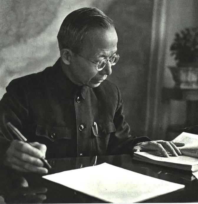 1906年，16岁的竺可桢当了班长，同学胡适取笑说：“小矮子，你活不过20！”5