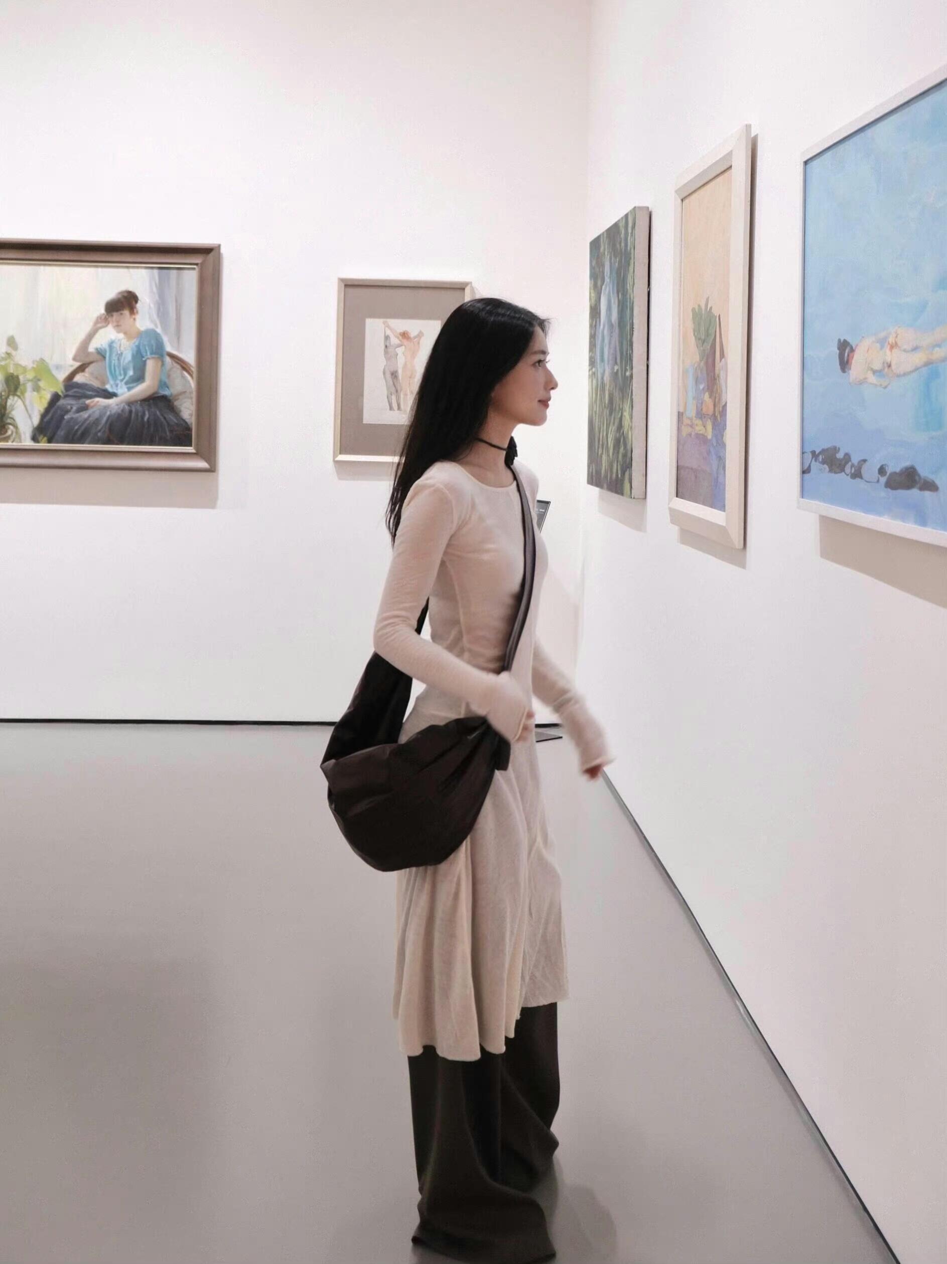 存一些看展拍照姿势🖼️ ​ ​​​