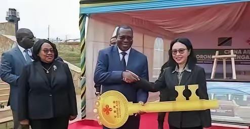 坦桑尼亚之前为了向英国和日本示好，突然就取消了和中国合作的100亿美元巴加莫约港