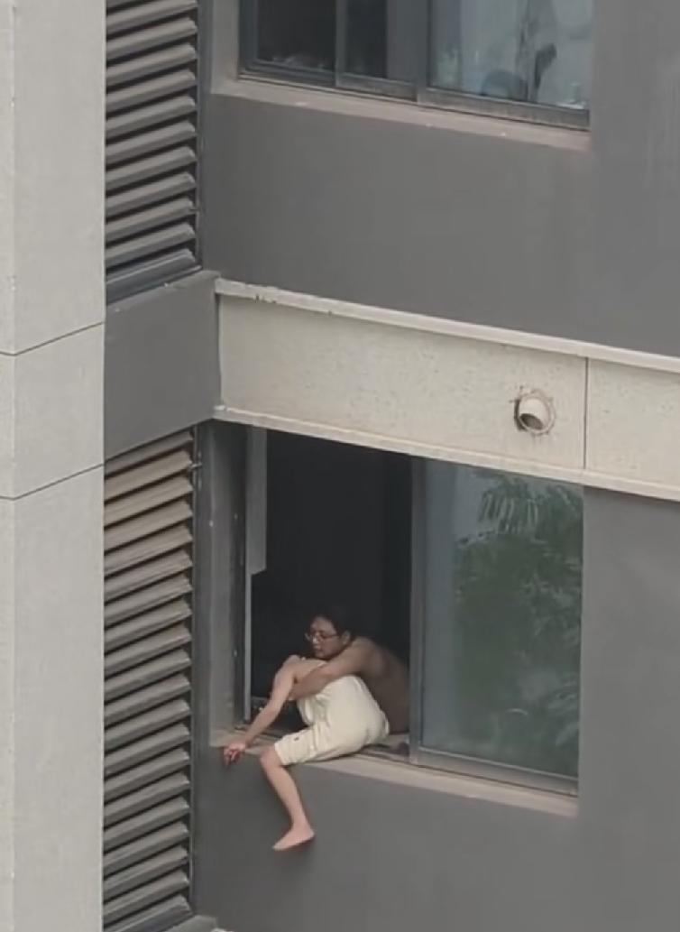 这种真看不得，让人心惊肉跳，为啥那么傻呢，想出来去跳楼？