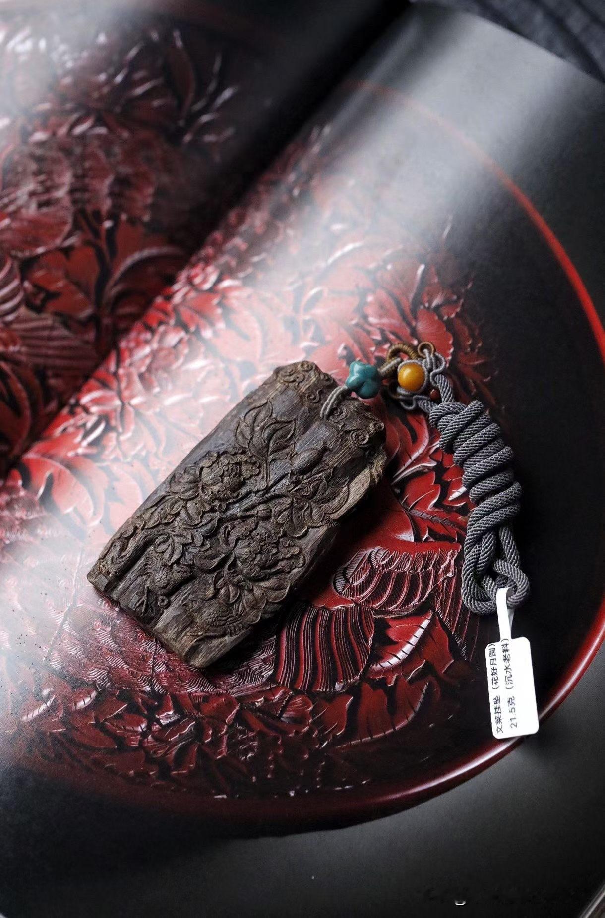 有些挂坠，戴久了，不只是饰物。

更像一种随身气息。

这一枚文莱沉水「花好月圆