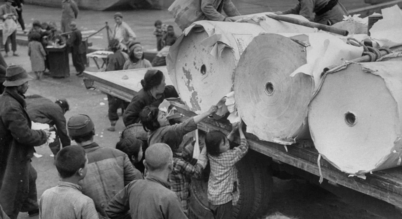 1948 年，上海。饥寒起盗心，工业纸品在码头装卸时被穷人抢了。