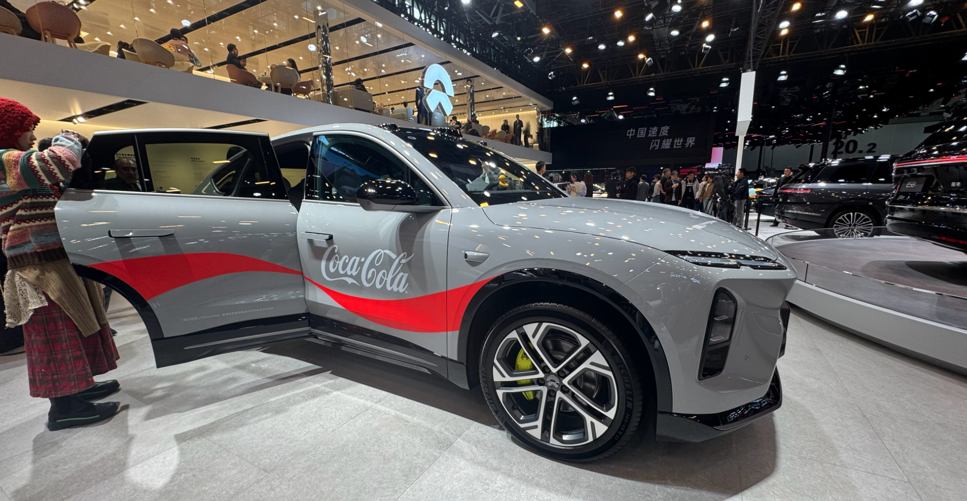 蔚来车展C位，全新EC6请求出战！穿上可口可乐经典涂装，加上标志性溜背，真的很出