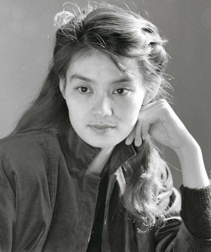 1954年，她出生在上海，1971年到崇明岛农场插队，体验了别样的生活。1973